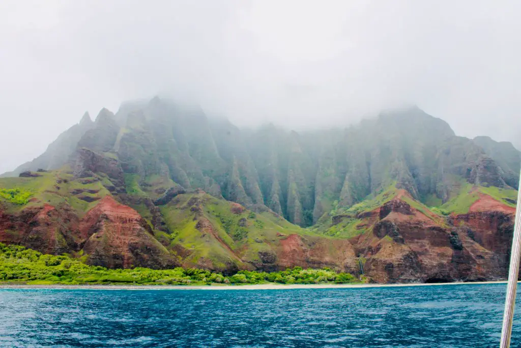 Best US Summer destinations for families in 2022 featured by Momma Wanderlust - Picture of the Napali Coast line from a boat