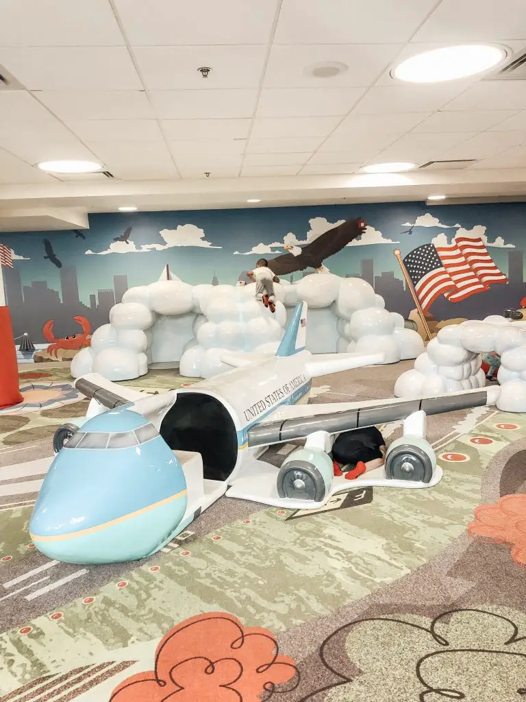 The Best Kid Friendly Airports in the US featured by top family travel blogger, Momma Wanderlust