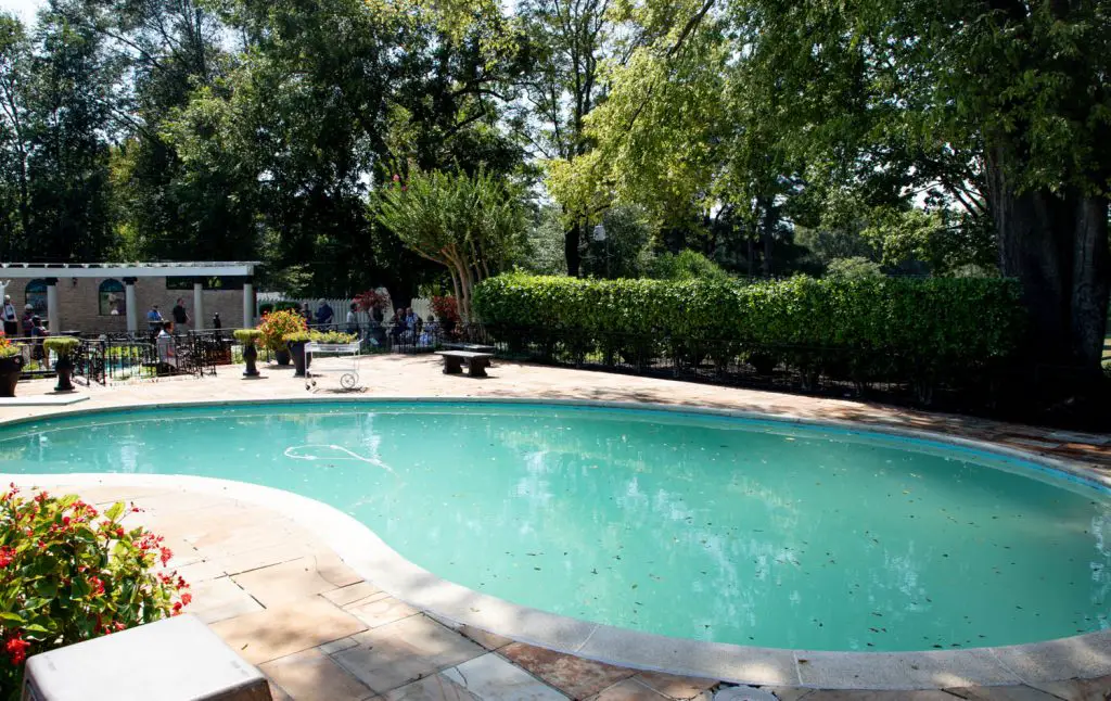 Graceland tour featured by top family travel blogger, Momma Wanderlust