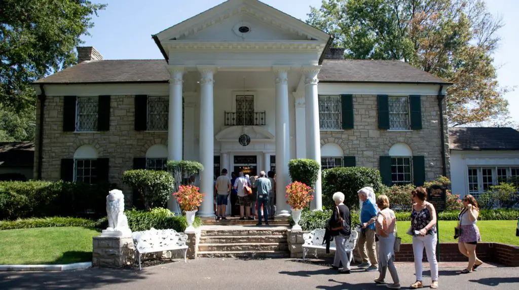 Graceland tour featured by top family travel blogger, Momma Wanderlust