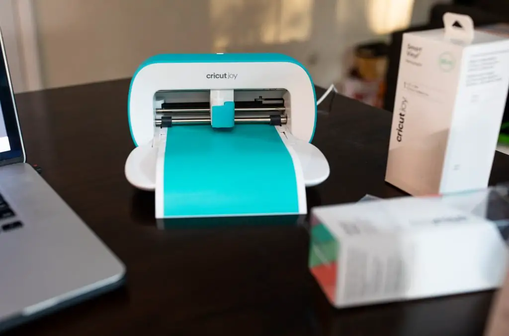 Cricut car survival kit featured by top US family travel blogger, Momma Wanderlust.