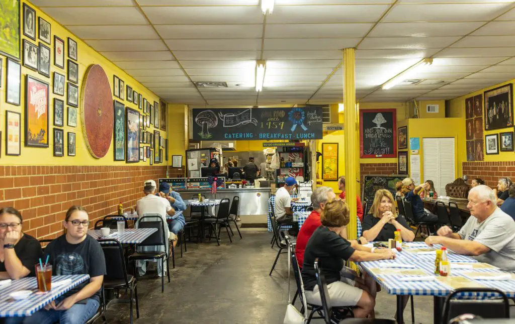 Interior of H&H restaurant in Macon, ga